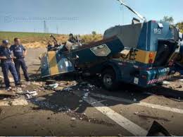 bandidos explodem carros-fortes em rodovia de SP